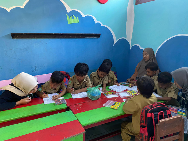 Mahasiswa KKNK Kelompok 98 mengajar anak TK Dharma Wanita