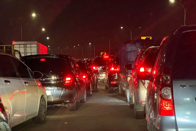 Macet di Tol JORR dari Cikunir ke arah Jakarta, Senin (4/8/2025). Foto: M. Rizki/kumparan