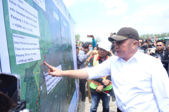 Gubernur Sumsel Herman Deru saat melihat dena luasan jalan khusus angkutan batu bara di Desa Cempaka Wangi, Kecamatan Merapi Timur, Lahat. Foto : Humas Pemprov Sumsel