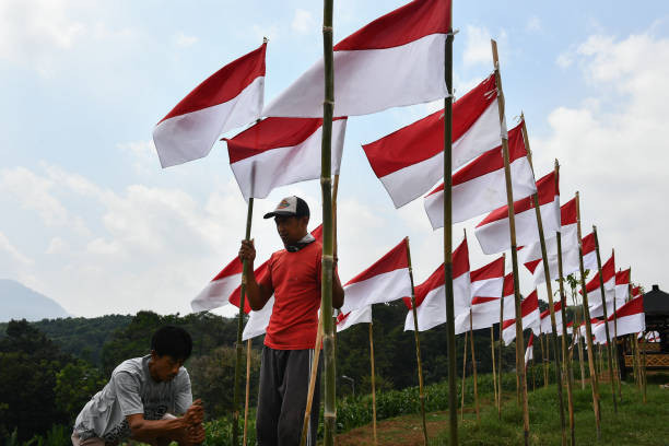 Foto: Warga mengibarkan bendera Merah Putih menjelang peringatan HUT-RI (Sumber: GettyImages)