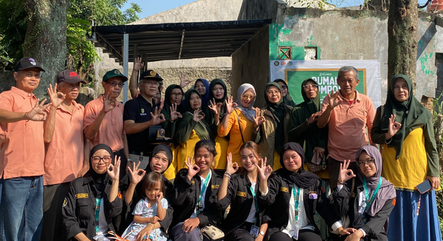 Mahasiswa FIKOM Universitas Pancasila bersama warga perumahan RW 06 Ciampea, Bogor