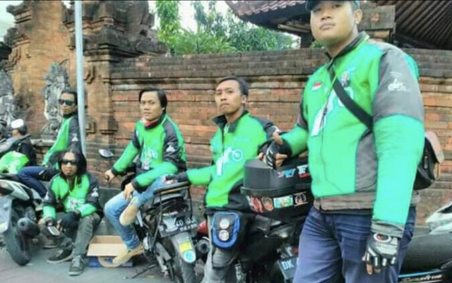 Sekelompok ojek online sedang ngetem di Pangkalan (dok foto @pitutsaputra)