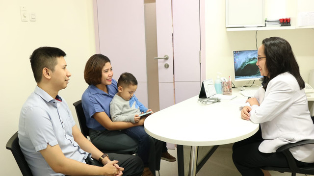 Orang tua pasien saat berkonsultasi dengan dr. I Dewa Ayu Agung Shinta Kamaya, Sp.A(K). Dokter Hemato – Onkologi Anak Adi Husada Cancer Center (AHCC) Surabaya. Foto: AHCC for Basra
