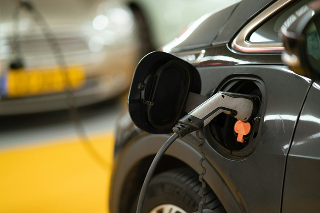 Ilustrasi mobil listrik. Foto: Unsplash