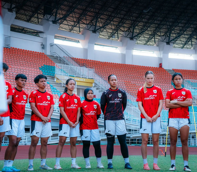 Timnas Wanita Indonesia sedang menjalani sesi latihan di Stadion Pakansari, Bogor, Jelang ASEAN Women's Championship 2025 di Vietnam. Foto: Kita Garuda