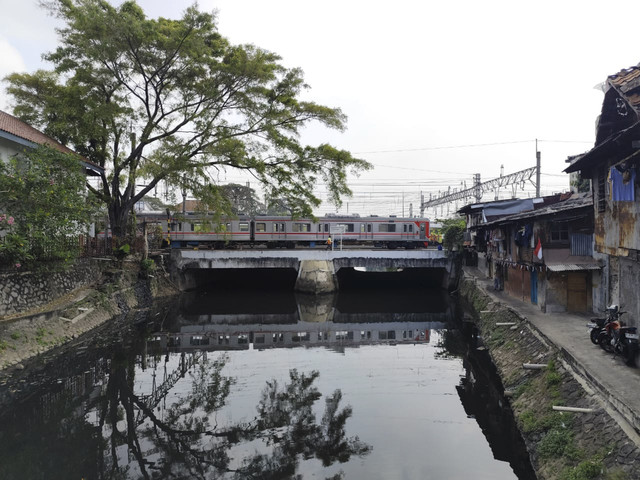 Suasana di Stasiun Jakarta Kota, pada Selasa (5/8/2025). Foto: Luthfi Humam/kumparan
