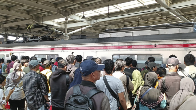 Suasana KRL di Stasiun Manggarai Peron 10 arah Stasiun Jakarta Kota, Selasa (5/8/2025). Foto: Zamachsyari/kumparan