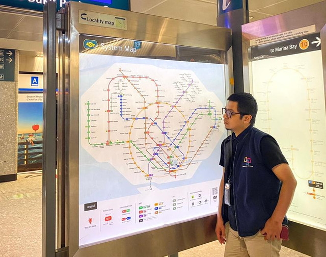 Sistem MRT (Mass Rapid Transit) adalah tulang punggung transportasi publik, dengan 6 jalur utama yang menghubungkan seluruh pulau. Selain MRT, ada juga LRT (Light Rail Transit) yang berfungsi sebagai pengumpan ke jalur MRT dan sistem bus yang luas, serta taksi. (Foto: Ridwan)