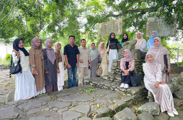 Kunjungan Mahasiswa FKIP UM Sumbar dan Dosen ke Batu Batikam, di Limo Kaum, Kabupaten Tanah Datar, Sumatera Barat. (Foto: Dok. Pribadi)