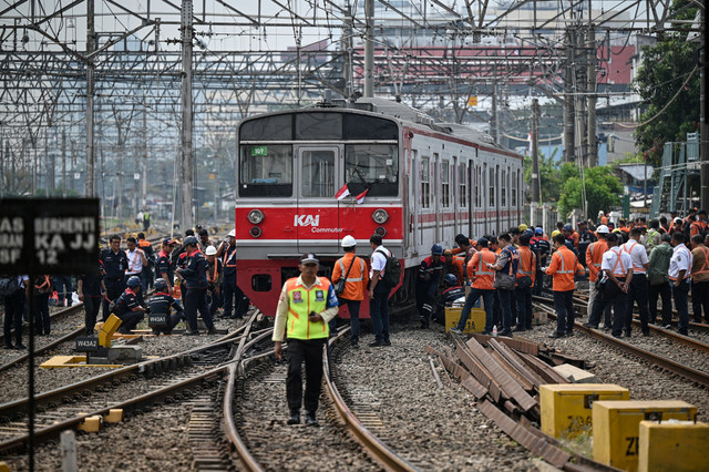 Sejumlah petugas mengevakuasi rangkaian KRL Commuter Line nomor 1189 relasi Bogor-Jakarta Kota yang anjlok di emplasemen Stasiun Jakarta Kota, Jakarta, Selasa (5/8/2025). Foto: Fauzan/ANTARA FOTO