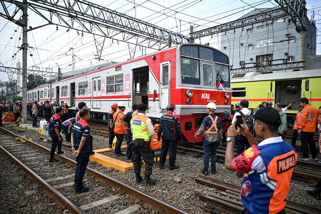 Sejumlah petugas mengevakuasi rangkaian KRL Commuter Line nomor 1189 relasi Bogor-Jakarta Kota yang anjlok di emplasemen Stasiun Jakarta Kota, Jakarta, Selasa (5/8/2025). Foto: Fauzan/ANTARA FOTO
