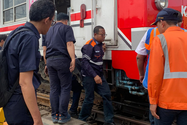 Sejumlah petugas mengevakuasi rangkaian KRL Commuter Line nomor 1189 relasi Bogor-Jakarta Kota yang anjlok di emplasemen Stasiun Jakarta Kota, Jakarta, Selasa (5/8/2025). Foto: KAI
