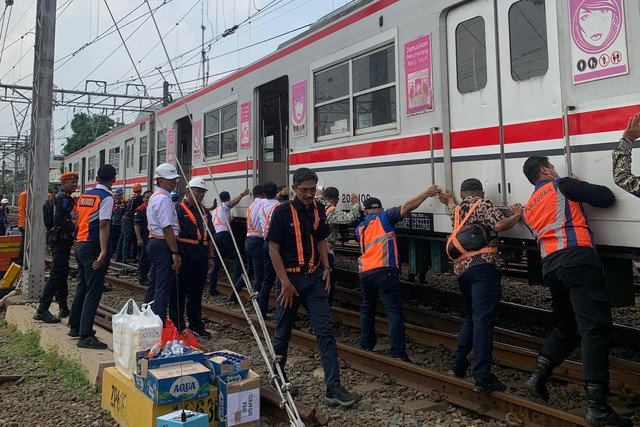 Sejumlah petugas mengevakuasi rangkaian KRL Commuter Line nomor 1189 relasi Bogor-Jakarta Kota yang anjlok di emplasemen Stasiun Jakarta Kota, Jakarta, Selasa (5/8/2025). Foto: KAI