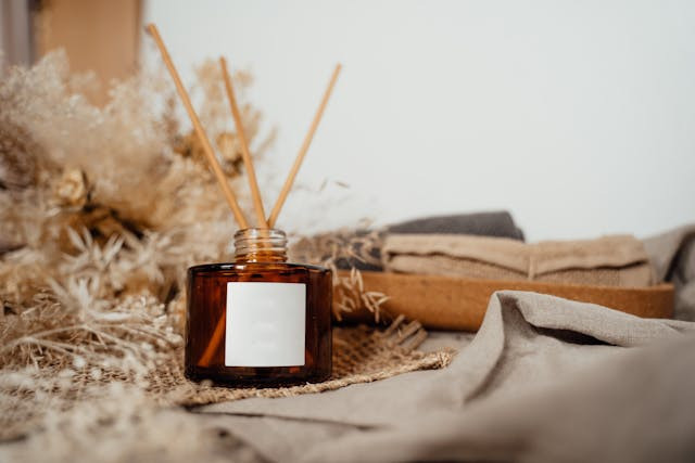 Ilustrasi reed diffuser terbaik. Sumber foto: Pexels/Alesia Kozik
