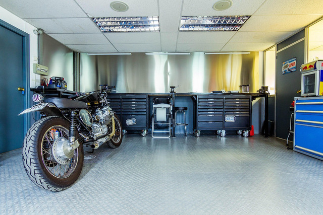 Ilustrasi bengkel oli motor Jakarta. Foto: Pixabay.com/StockSnap