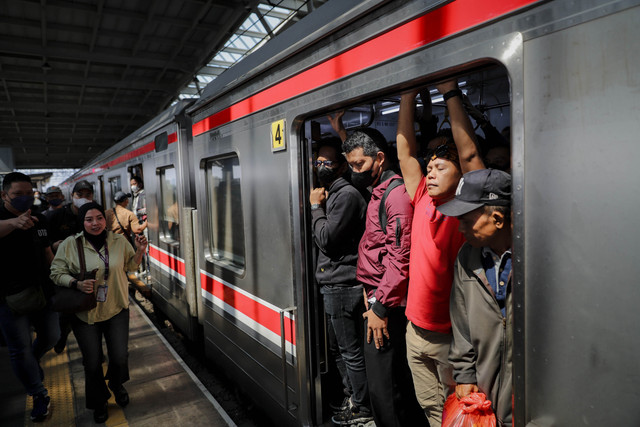 Penumpang memadati peron Stasiun Manggarai, Jakarta, Selasa (5/8/2025). Foto: Jamal Ramadhan/kumparan