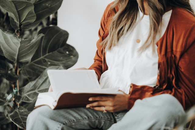 Ilustrasi penerapan prinsip pembelajaran oleh guru. Foto: Unsplash/Joel Muniz