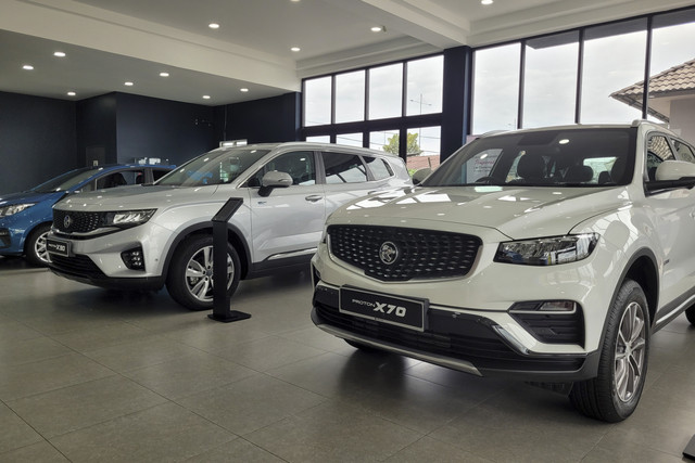 Ilustrasi mobil di Malaysia. Foto: TY Lim/Shutterstock