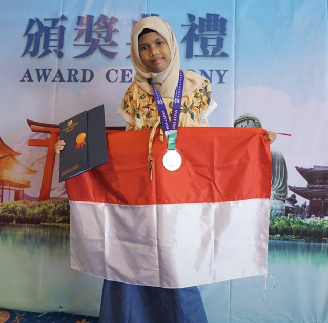 Farisha Bellvania Putri saat menerima medali silver yang diraihnya di Asia International Mathematical Olympiad 2025. Foto: Dok. Istimewa