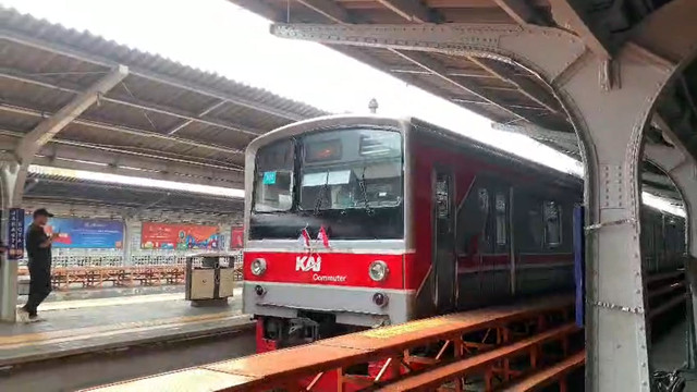KRL dari Bogor mulai tiba di Jakarta Kota, Selasa (5/8/2025). Foto: KAI