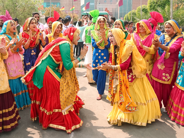 Ilustrasi aplikasi nonton film India sub Indo. Sumber: pexels.com/expressionswala.