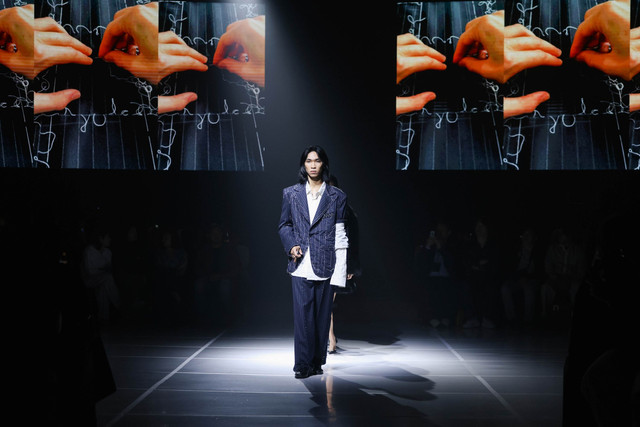 Fashion show Echoes of the Future, kolaborasi PINTU Incubator dan Ecole Duperre Prancis di JF3 Fashion Festival, Minggu (27/7/2025). Foto: JF3