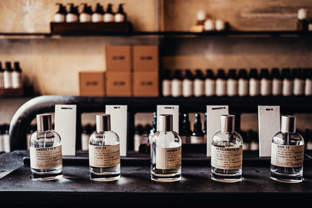 Daftar offline store parfum HMNS, foto hanya ilustrasi, bukan tempat sebenarnya: Unsplash/Samuel Regan-Asante