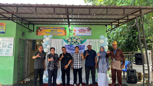  Foto bersama dengan perwakilan Dinas Perpustakaan dan Kearsipan Kota Pekanbaru, Dosen Pembimbing Lapangan, Ketua RW 03, Lurah Kedung sari, Ketua LPM, Ketua Perpustakaan Balai Kata, dan Ketua Kelompok KUKERTA MBKM Kedung sari. 