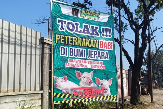Spanduk penolakan peternakan babi di Kabupaten Jepara, Selasa (5/8/2025). Foto: Intan Alliva Khansa/kumparan