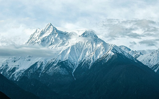 Gunung terindah di Indonesia. Foto hanya ilustrasi bukan sebenarnya. Sumber foto: Pixabay/gdmoonkiller
