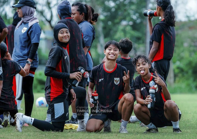 Ayunda Dwi Anggraini (kiri), Marcelina Nurul Khusna (Tengah), dan Allya Putri sedang menjalani latihan perdana di Myanmar jelang Kualifikasi Piala Asia Wanita U-20. Foto: PSSI