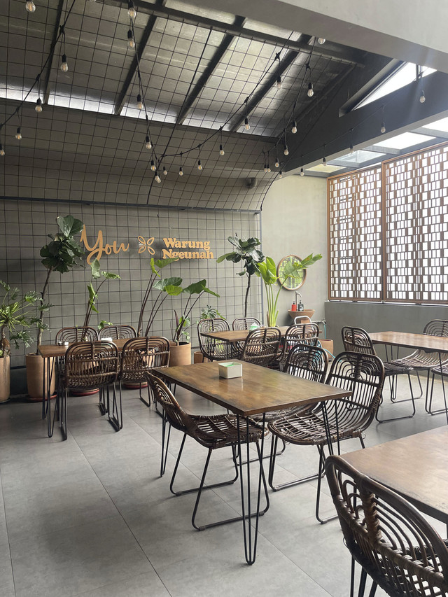 Suasana rumah makan khas Sunda 'You Warung Ngeunah' di Jagakarsa, Jakarta. Foto: Salsha Okta Fairuz/kumparan