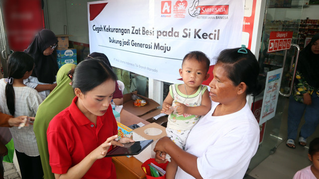 Kegiatan edukasi tentang pentingnya zat besi untuk anak yang digelar Alfamidi di Likupang II, Kabupaten Minahasa Utara. Kegiatan ini juga dirangkai dengan pemeriksaan kesehatan gratis untuk para balita. (foto: istimewa)