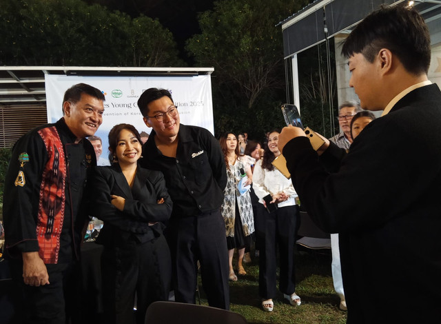 Chef Vindex (paling kiri) saat foto bersama Chef Marinka dan Chef Chan Hyuk Jun. Foto: Masruroh/Basra