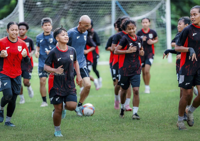 Satoru Mochizuki dalam sesi latihan Timnas Wanita Indonesia jelang Kualifikasi Piala Asia Wanita U-20. Foto: PSSI