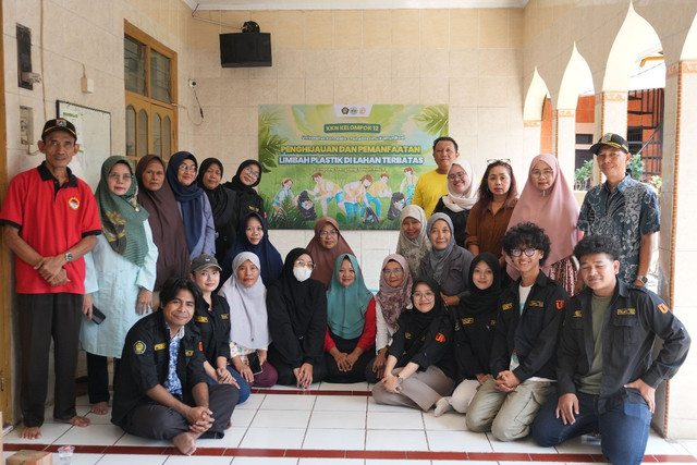Penghijauan Kreatif Mahasiswa FIKOM UP: Sulap Sampah Plastik Jadi Pot