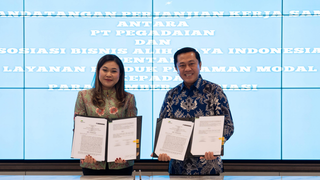 Direktur Jaringan dan Operasional PT Pegadaian, Eka Pebriansyah (kanan) dan Direktur Utama ABADI, Mira Sonia (kiri) pada penandatanganan perjanjian kerja sama dalam penyediaan akses pembiayaan di sektor outsourcing atau alih daya di Kantor Pusat Pegadaian, Jakarta, pada Rabu (30/07). Foto: Dok. Pegadaian