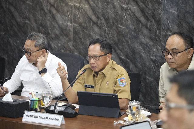 Mendagri Tito Karnavian dalam rapat koordinasi di Kantor Kemenko Bidang Pangan, Jakarta, Selasa (5/8/2025). Foto: Dok. Kemendagri