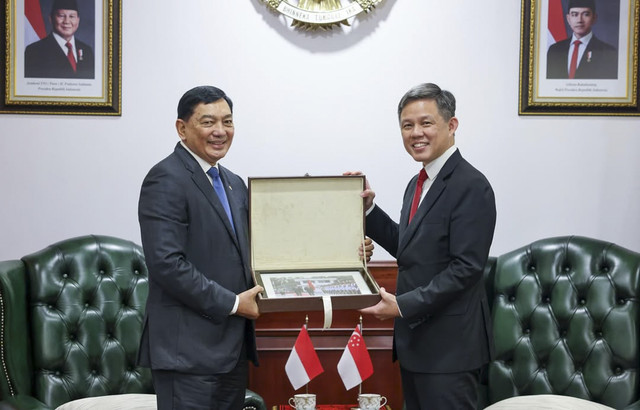 Menteri Pertahanan Sjafrie Sjamsoeddin menerima kunjungan kehormatan Menteri Pertahanan Singapura H.E. Chan Chun Sing di Kantor Kemhan Jakarta. Foto: Instagram/ @sjafrie.sjamsoeddin