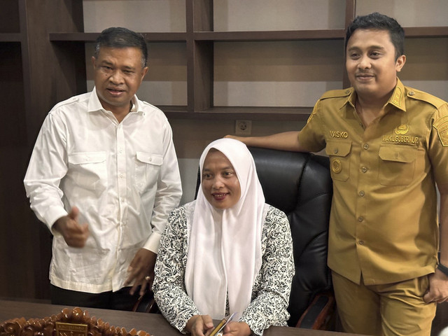 Wakil Gubernur Sumatera Barat (Sumbar) Vasko Ruseimy (kanan) mengundang Bidan Dona (kerudung putih) untuk makan siang di ruang kerjanya, Selasa (5/8/2025). Foto: Dok. Istimewa