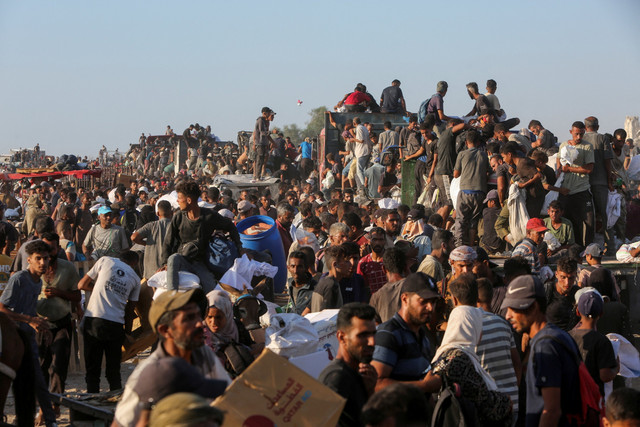 Warga Palestina berebut pasokan bantuan di Khan Younis, Jalur Gaza selatan, Senin (4/8/2025). Foto: Hatem Khaled/REUTERS