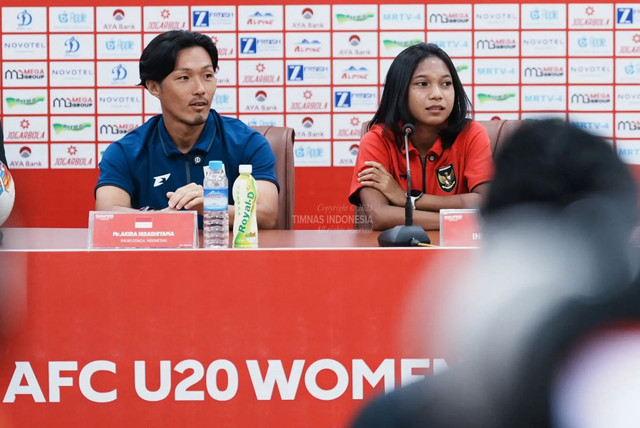 Pelatih Timnas Wanita Indonesia U-20, Akira Higashiyama, dan Gea Yumanda sebelum laga Kualifikasi Piala Asia Wanita U-20 di Yangon, Myanmar, Selasa (5/8/2025). Foto: PSSI
