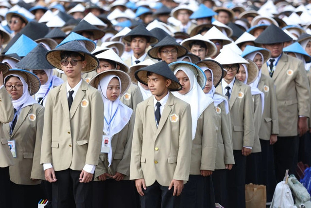 10.629 mahasiswa baru program sarjana dan sarjana terapan mengikuti upacara pembukaan Pengembangan Inisiatif dan Orientasi Mahasiswa Baru (PIONIR) UGM 2025 di Lapangan Pancasila UGM, Yogyakarta, Senin (4/8). Foto: Dok. UGM