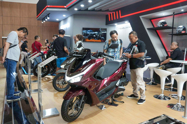 Pengunjung di booth sepeda motor Honda di GIIAS 2025. Foto: dok. AHM