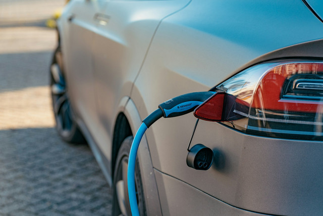 Ilustrasi mobil listrik. Foto: Unsplash
