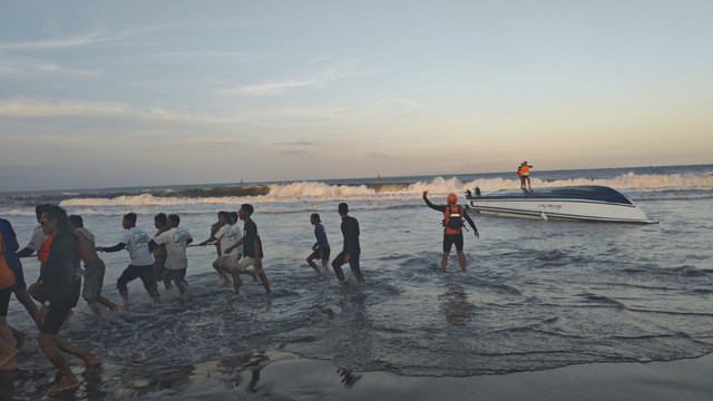 Fast Boat Dolpin II yang berlayar dari Pelabuhan Nusa Penida menuju Pelabuhan Sanur terbalik di alur masuk Pelabuhan, Selasa (5/8) sekitar pukul 15.00 WITA. Foto: Dok. Basarnas Bali