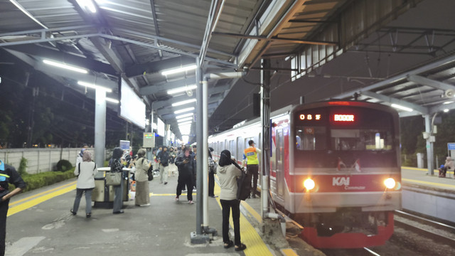 Kondisi Stasiun Pasar Minggu usai terjadi gangguan di jalur 4, Selasa (5/8/2025). Foto: Thomas Bosco/kumparan