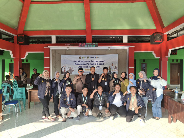 KKN UNEJ Sumber Gading 2025 Bantu Salurkan Bantuan Pangan Nasional