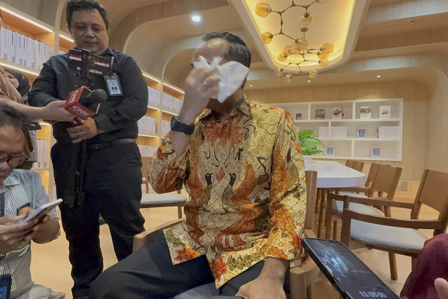 Mensesneg Prasetyo Hadi menangis saat menceritakan Chelsea dan Nayla di Kompleks Istana Kepresidenan, Jakarta Pusat, Selasa (5/8/2025). Foto: Zamachsyari/kumparan