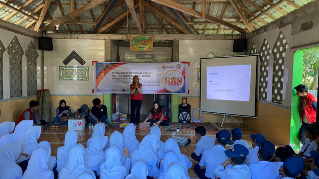 Mahasiswa KKN dan Komunitas Lima Putra Pesisir Edukasi Pelajar  Lindungi Penyu